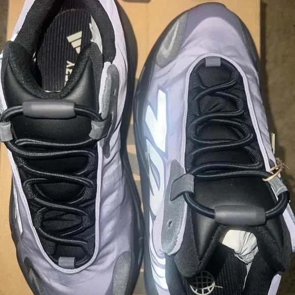 Yeezy 700 MNVN